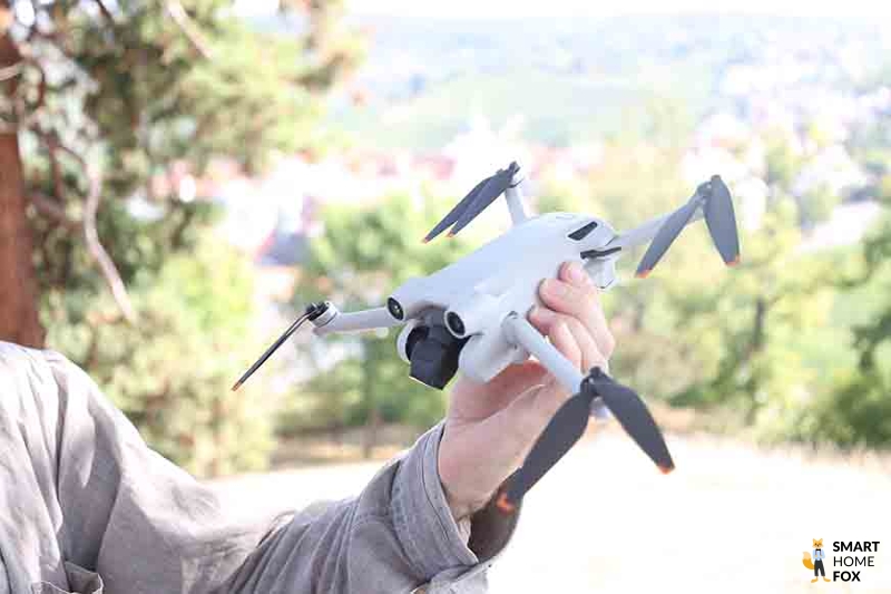 Die DJI Mini 3 Pro schwebt in der Luft.